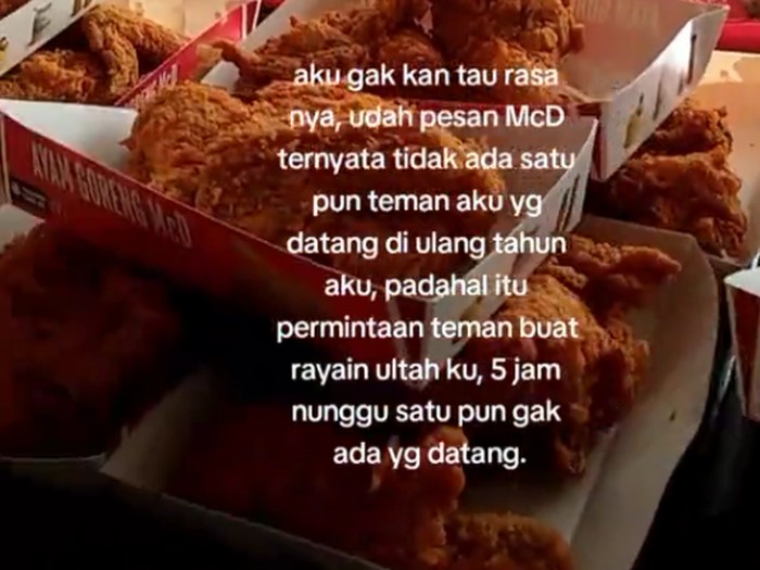 Bikin nyesek, wanita ini curhat sudah mempersiapkan makanan di restoran tapi tidak ada satu pun temannya yang datang. Kisahnya langsung viral di TikTok.