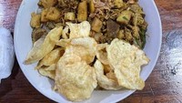 Tempat makan bubur ayam enak buat sarapan juga bisa ditemui di Meruya Ilir, Jakarta Barat. Namanya Bubur Ayam Alfa, seporsi buburnya juga memiliki topping yang komplet. Harganya mulai dari Rp 25.000-an. Foto: Google Review/Zett Ajo 