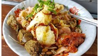 Bubur Ayam Musi di kawasan Gambir, Jakarta Pusat juga tak pernah sepi pembeli. Biasa dikunjungi oleh mereka yang ingin menikmati sarapan dengan harga seporsi Rp 15.000.  Foto: Google Review/Ariyanto Soeria Santoso