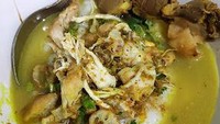 Bubur Ayam Lik Basir juga bisa menjadi alternatif tempat sarapan di kawasan Pancoran Barat. Semangkuk bubur ayamnya disajikan dengan kuah kaldu kuning yang melimpah. Harganya juga terjangkau Rp 10.000. Foto: Google Review/Maya Rosevita