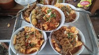 Di Kramat Pela, Jakarta Selatan, ada tempat makan bubur ayam yang gurih hangat buat sarapan. Namanya Bubur Ayam Bang Udin yang sajiannya komplet, termasuk ayam kampung suwir dengan harga Rp 20.000-an. Foto: Google Review