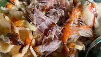 Di Permata Hijau, Jakarta Barat kamu bisa menemukan tempat makan bubur ayam yang cocok buat sarapan. Namanya Bubur Ayam Pak Ndut yang racikan buburnya terasa gurih dengan ayam kampung suwir, harganya sekitar Rp 20.000-an. /Dilla Afsari Foto: Google Review