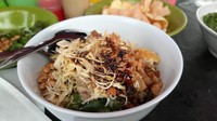 Bubur ayam yang enak juga ada di kawasan Tebet Barat Dalam Raya, namanya Bubur Ayam Mas Adi. Bubur ayam ini disajikan dengan kuah kuning dan aneka pelengkap, satenya juga komplet. Hargaya mulai dari Rp 9.000 saja lho! Foto: Google Review/Sugiono Arifin