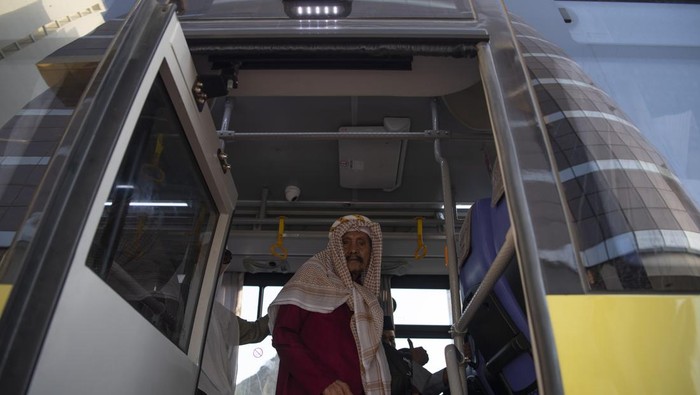 Bus shalawat beroperasi kembali Petugas menaikkan kursi roda jamaah haji Indonesia ke bus Shalawat di Mekah, Arab Saudi, Minggu (2/7/2023). Bus Shalawat yang mengantarakan jamaah indonesia ke Masjidil Haram mulai beroperasi kembali usai berhenti saat puncak ibadah haji. ANTARA FOTO/Wahyu Putro A/nz