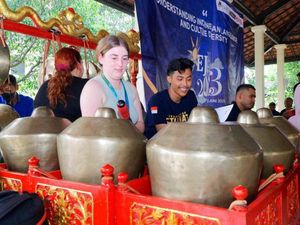 Cerita Mahasiswa Australia di Unesa, Belajar Bahasa Indonesia hingga Main Gamelan