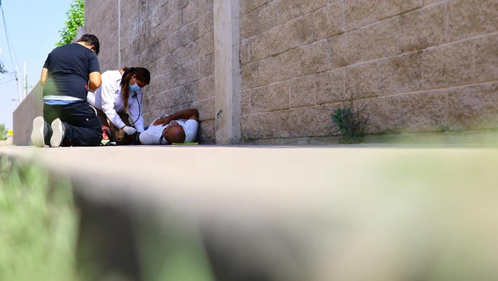 Paramedics attend to a person during a day of high temperatures, in Ciudad Juarez, Mexico June 27, 2023. REUTERS/Jose Luis Gonzalez