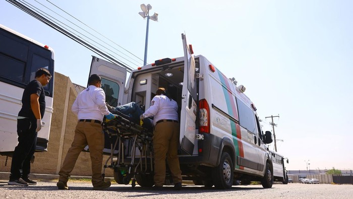 Paramedics attend to a person during a day of high temperatures, in Ciudad Juarez, Mexico June 27, 2023. REUTERS/Jose Luis Gonzalez