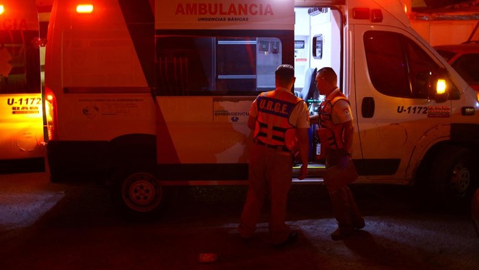 Paramedics attend to a person during a day of high temperatures, in Ciudad Juarez, Mexico June 27, 2023. REUTERS/Jose Luis Gonzalez