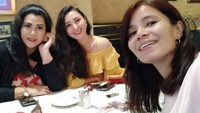 Banyak sekali momen Della Puspita saat makan bersama teman-temannya. Seperti pada momen mampir ke sebuah restoran Chinese ini. Foto: Instagram @dellapuspita00