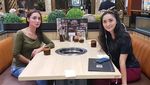 Gaya Della Puspita saat Nongkrong di Kafe Nuansa Bunga