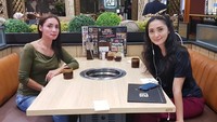 Ada juga keseruan Della Puspita saat mampir ke sebuah restoran BBQ. Dalam momen ini ia berpose bersama sahabatnya sebelum ia memesan menu makanan dan minuman. Foto: Instagram @dellapuspita00