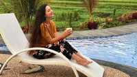 Kalau yang ini adalah momen me time ala Della Puspita. Menikmati secangkir minuman di pinggir kolam renang. Foto: Instagram @dellapuspita00