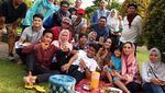 Gaya Della Puspita saat Nongkrong di Kafe Nuansa Bunga