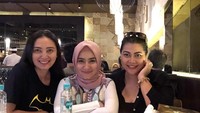 Terakhir ada momennya saat menikmati hidangan lewat di sebuah restoran. Sehabis menikmati pesanannya, Della Puspita dan dua temannya langsung berfoto bersama. Foto: Instagram @dellapuspita00