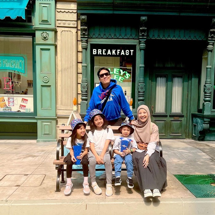 Desta dan Natasha Rizki bersama ketiga anak mereka