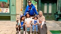 Komedian Desta baru-baru ini mengunggah momen liburan bersama Natasha Rizki beserta anak-anaknya. Diketahui mereka berlibur ke Universal Studios Singapore, Singapura. (Foto: Instagram @desta80s)
