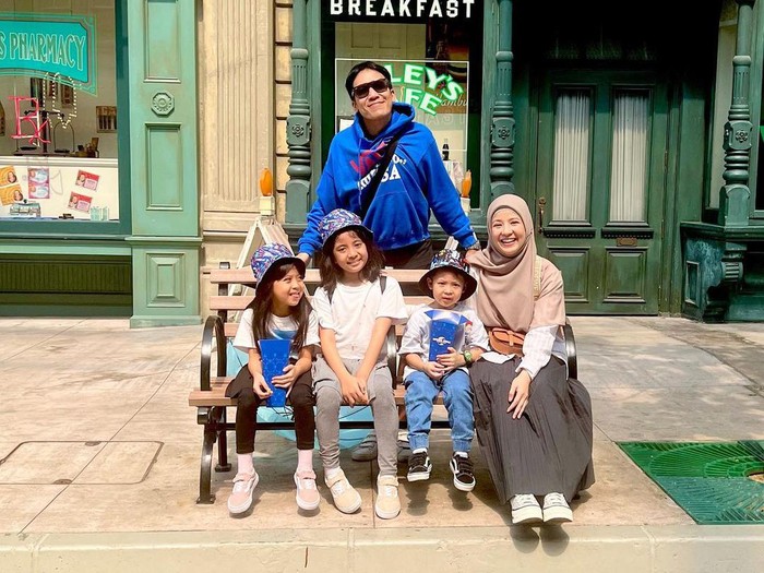Desta dan Natasha Rizki bersama ketiga anak mereka