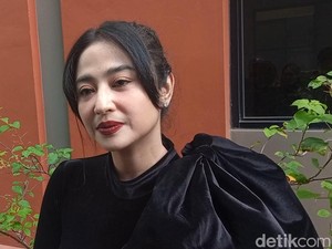 Permintaan Maaf Dewi Perssik Usai Kurang Hapal Bawakan Lagu San Sanana
