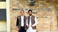Pertemuan pertama ini dilakukan oleh Atta yang kini menjabat sebagai ketua umum Fusi Pakindo (Forum silaturahmi Pakistan Indonesia). Ia merasa perlu adanya pendekatan dan perkenalan dengan duta besar Indonesia untuk Pakistan dengan melakukan kunjungan ke kedutaan besar Indonesia untuk Pakistan di Islamabad.