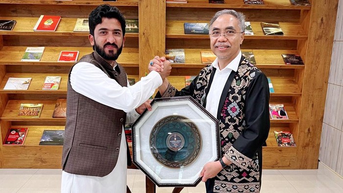 Dorong Kemajuan Pariwisata Indonesia-Pakistan Duta Besar Indonesia untuk Pakistan Adam Mulawarman menerima kedatangan Atta Ul Karim guna majukan Pariwisata Indonesia-Pakistan.