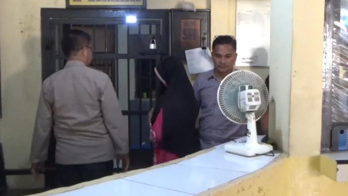 Emak-emak curi HP di Makassar ditangkap.
