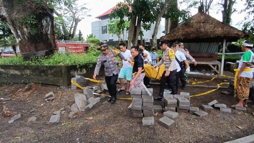 Evakuasi sesosok mayat pria di bekas posko pemadam kebakaran di Jalan Raya Desa Sidan, Kabupaten Gianyar, Senin (3/7/2023). (istimewa)