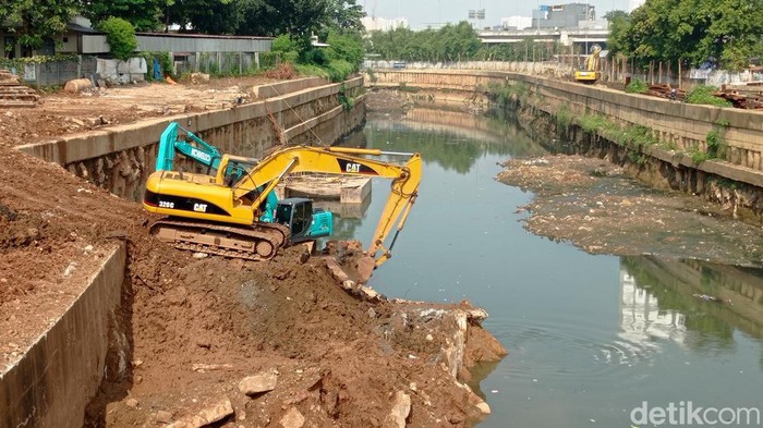 Foto-foto Terkini Progres Sodetan Ciliwung Kementerian Pekerjaan Umum dan Perumahan Rakyat (PUPR) melalui Balai Besar Wilayah Sungai Ciliwung Cisadane (BBWSCC) terus mengebut proyek sodetan Kali Ciliwung.