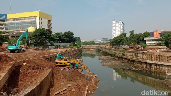 Foto-foto Terkini Progres Sodetan Ciliwung Kementerian Pekerjaan Umum dan Perumahan Rakyat (PUPR) melalui Balai Besar Wilayah Sungai Ciliwung Cisadane (BBWSCC) terus mengebut proyek sodetan Kali Ciliwung.