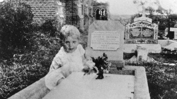 Foto seorang anak yang muncul di atas kuburan ini diambil oleh Nyonya Andrews pada tahun 1947. Dia melihat hantu itu ketika dia membuat filmnya, tetapi mengatakan itu bukan putrinya di dalam gambar. Foto: Pocket-lint