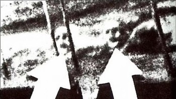 Gambar yang diambil dari SS Watertown ini memperlihatkan wajah dua awak kapal, James Courtney dan Michael Meehan di dalam air. Kedua pria itu meninggal saat berada di atas kapal dan dimakamkan di laut. Foto: Pocket-lint