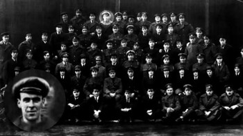 Gambar hantu di belakang pelaut keempat dari kiri, di atas, diyakini sebagai Freddy Jackson. Jackson meninggal beberapa hari sebelum foto diambil dengan berjalan ke baling-baling yang bergerak. Foto: Pocket-lint