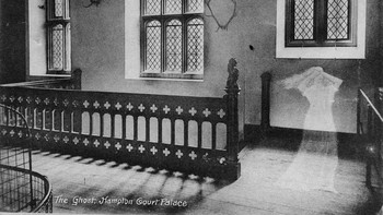 Gambar ini dimaksudkan untuk menunjukkan Catherine Howard, istri kelima Raja Henry VIII yang dieksekusi karena perzinahan pada tahun 1542. Dia dikatakan menghantui Ruang Tanduk di Istana Hampton Court. Foto: Pocket-lint