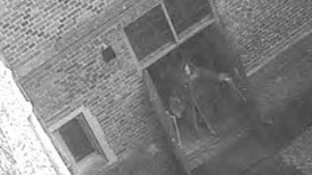 Pada Desember 2003 sosok hantu ini tertangkap CCTV di Royal Palace, bekas rumah Henry VIII. Istana abad ke-16 di London barat daya terkenal dengan dugaan aktivitas supranatural, tetapi tidak ada hal mencurigakan yang terekam dalam film hingga saat ini. Foto: Pocket-lint