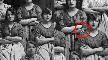 Objek hantu yang disembunyikan dalam jepretan di Irlandia yang menyeramkan ini benar-benar akan membuat Anda ketakutan. Diambil lebih dari 100 tahun yang lalu, para ahli mencoba menjelaskan tangan sebagai tipuan cahaya atau kerutan di baju. Tapi tidak ada yang berhasil. Foto: Pocket-lint