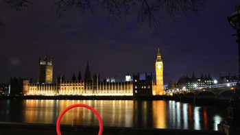 Apa yang tampak seperti sosok hantu telah difoto di dekat Gedung Parlemen. Para ahli mengungkapkan bahwa meskipun sebagian besar kesalahan kamera dapat dijelaskan, hal ini membuat mereka bingung. Sosok hantu ini mengenakan headphone, dan menunjukkan bahwa mereka tidak selalu harus menjadi wanita Victoria yang menggendong bayi. Foto: Pocket-lint