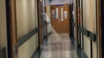 Sosok hantu ini terlihat di dekat bangsal anak-anak di Rumah Sakit Umum Leeds oleh pekerja rumah sakit Andrew Milburn. Ada beberapa cerita tentang suara langkah kaki di koridor tanpa ada orang di sekitar tetapi tidak ada yang tertangkap kamera. Foto: Pocket-lint