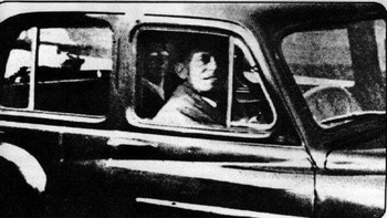 Foto ini diambil oleh Mabel Chinnery pada tahun 1959. Ini menunjukkan suaminya di dalam mobilnya, tetapi diduga ibu mertuanya yang sudah meninggal di kursi belakang. Sementara paranormalis percaya itu nyata, yang lain membantahnya sebagai kasus double exposure.. Foto: Pocket-lint