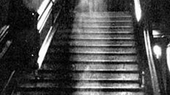 The Brown Lady of Raynham Hall adalah salah satu gambar paling terkenal dari hantu yang dicurigai. Rumor mengatakan bahwa Lady Dorothy Walpole menghantui Raynham Hall di Norfolk. Rumah pedesaan yang dibangun 400 tahun lalu. Diklaim bahwa rumah itu memiliki beberapa penghuni hantu tetapi orang yang skeptis percaya bahwa gambar itu dipalsukan dengan minyak pada lensanya. Foto: Pocket-lint