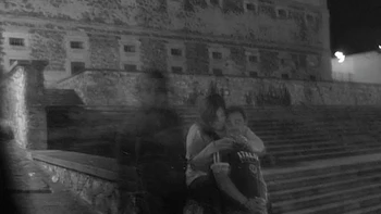 Sosok aneh muncul di samping pasangan ini, tetapi orang yang skeptis berpendapat itu karena eksposur yang lama. Sosok itu mungkin orang yang lewat tanpa disadari. Foto: Pocket-lint