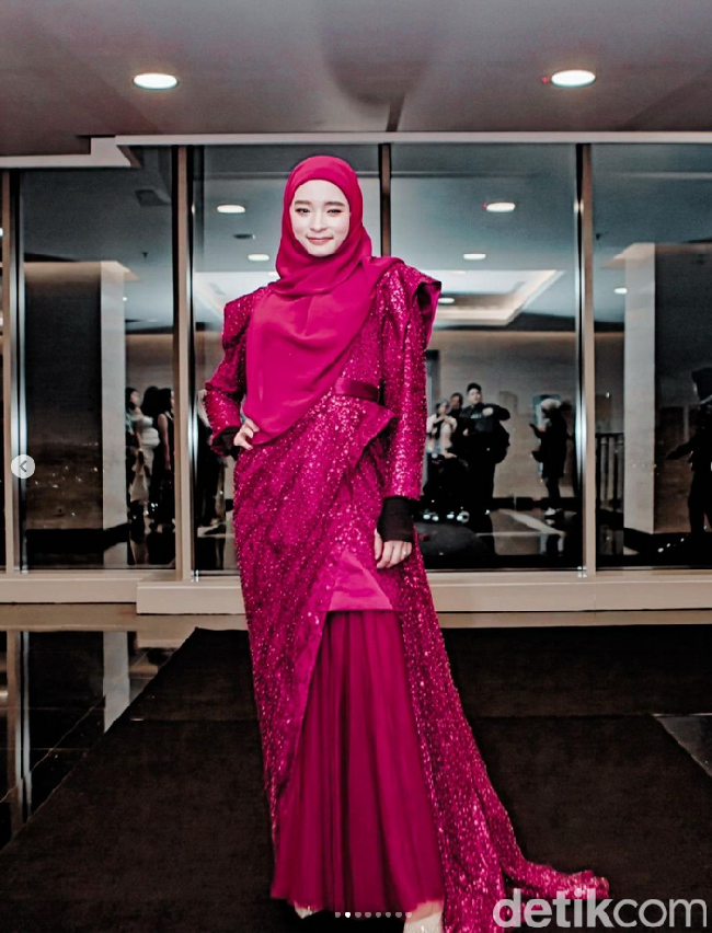 Ketika namanya disebut, Inara langsung mengungkapkan perasaannya yang campur aduk. Sejujurnya, aku nggak tahu harus sedih atau senang ya? Karena tidak ada yang pernah mau dapat penghargaan karena diselingkuhi. Lagi-lagi ini adalah bukti dari Allah, bahwa ketika ada satu kenikmatan kita yang diambil, ketika kita ikhlas pasti akan dibalas dengan beribu-ribu nikmat, ucapnya saat memenangkan penghargaan. Foto: Dok. Instagram @mommy_starla.