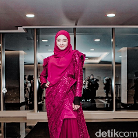 Ketika namanya disebut, Inara langsung mengungkapkan perasaannya yang campur aduk. Sejujurnya, aku nggak tahu harus sedih atau senang ya? Karena tidak ada yang pernah mau dapat penghargaan karena diselingkuhi. Lagi-lagi ini adalah bukti dari Allah, bahwa ketika ada satu kenikmatan kita yang diambil, ketika kita ikhlas pasti akan dibalas dengan beribu-ribu nikmat, ucapnya saat memenangkan penghargaan. Foto: Dok. Instagram @mommy_starla.