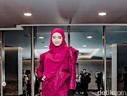 Foto: Gaya Glamour Inara Rusli Saat Raih Penghargaan Bukan Jalur Prestasi
