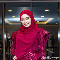 Inara Rusli memenangkan penghargaan piala sekaligus yaitu Asmara Tersilet dan Kehidupan Tersilet pada Jumat (30/6/2023). Keberhasilan Inara tersebut langsung menuai kritik dari warganet di media sosial. Saat menerima penghargaan Inara tampil glamour memakai hijab dan gaun merah marun. Foto: Dok. Instagram @mommy_starla.