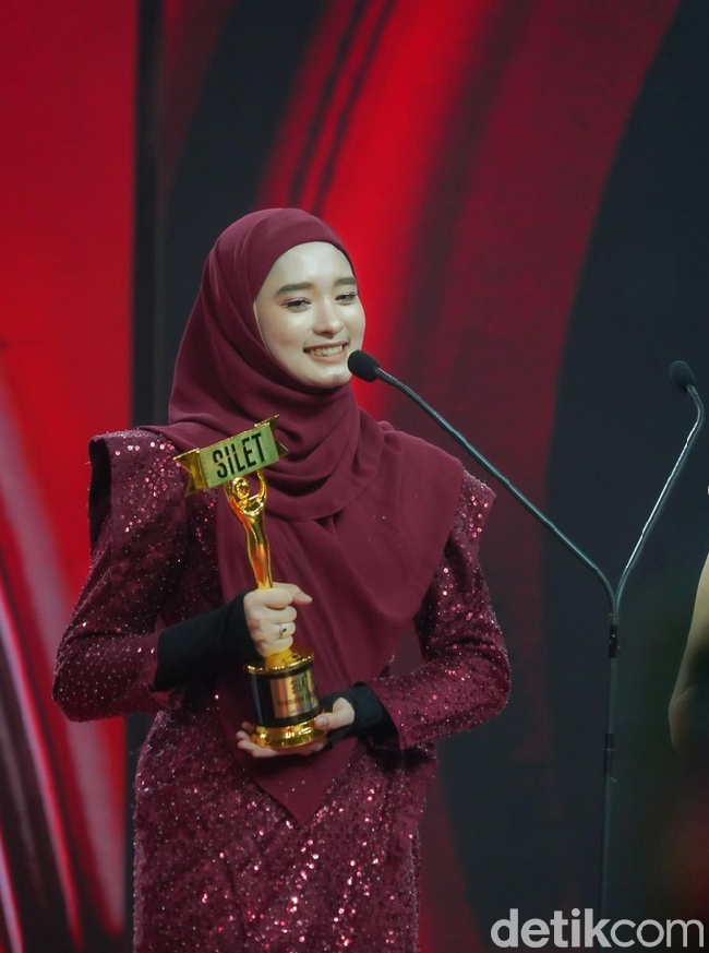 Netizen juga menduga suami Fairuz Arafiq, Sonny Septian mengunggah postingan tentang penghargaan yang tayang televisi, seolah menyindir Inara. Yang aib-aib dijadiin awards, yang jelek-jelek awards dijadiin tontonan. Seolah-olah menjadi sebuah prestasi dan ada yang mau menerima pula. Kasihan mereka-mereka yang benar punya prestasi, tulis Sonny. Kemudian Fairuz Arafiq juga memberikan tanggapan, Semoga adanya postan ini yang baca juga di baca dengan bener dan pahami maksud nya, ini sedang membahas mirisnya sesuatu hal yang tidak baik dan tidak seharusnya menjadi tontonan, sebuah harapan agar acara2 tv di indonesia bisa menjadi contoh baik untuk generasi penerus bangsa kita, tujuannya baik harapannya baik, balas Fairuz. Foto: Dok. Instagram @mommy_starla.