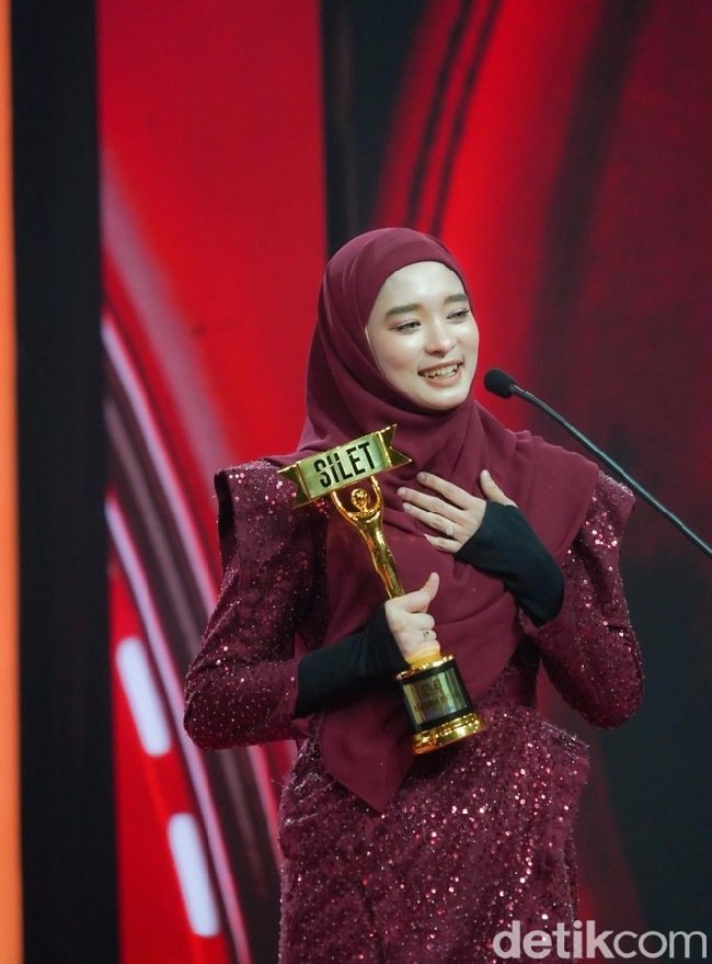 Beredar informasi tentang Ivan Gunawan yang menanggapi Inara mendapatkan penghargaan, Ivan Gunawan langsung membantah. Ehh akun gue gak pernah sindir orang apa lagi sebut nama jadi loe jangan asal pakai nama gue buat banyakin Like di postingan loe... loe jadi giring orang komen yang ngga pada seharusnya, klarifikasi Ivan di akun Instagram Story.  Foto: Dok. Instagram @mommy_starla.