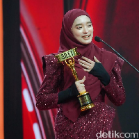 Beredar informasi tentang Ivan Gunawan yang menanggapi Inara mendapatkan penghargaan, Ivan Gunawan langsung membantah. Ehh akun gue gak pernah sindir orang apa lagi sebut nama jadi loe jangan asal pakai nama gue buat banyakin Like di postingan loe... loe jadi giring orang komen yang ngga pada seharusnya, klarifikasi Ivan di akun Instagram Story.  Foto: Dok. Instagram @mommy_starla.