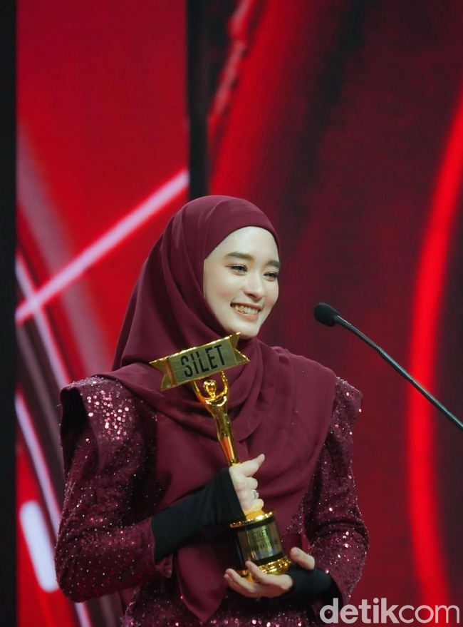Inara Rusli tersenyum bahagia saat memegang piala penghargaan dan mengucapkan terima kasih. Aku mengucapkan terima kasih kepada Allah SWT, keluargaku, terima kasih banyak koh Richard dan semoga menjadi berkat buat koh Richard dan keluarga. Buat teman-teman netizen Masya Allah aku berterima kasih yang banyak, kata Inara Rusli.  Foto: Dok. Instagram @mommy_starla.