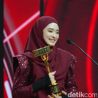 Inara Rusli tersenyum bahagia saat memegang piala penghargaan dan mengucapkan terima kasih. Aku mengucapkan terima kasih kepada Allah SWT, keluargaku, terima kasih banyak koh Richard dan semoga menjadi berkat buat koh Richard dan keluarga. Buat teman-teman netizen Masya Allah aku berterima kasih yang banyak, kata Inara Rusli.  Foto: Dok. Instagram @mommy_starla.
