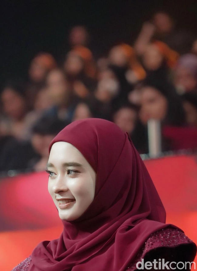 Inara tampil dengan hijab segiempat instan warna merah marun yang dibentuk syari. Wanita kelahiran 19 Februari 1993 itu menuliskan jika kelak anak-anaknya bisa terus menjadi pridadi yang lebih baik. Anak-anak perlu tahu bahwa orang dewasa juga tidak selalu benar. Kami membuat kesalahan sampai hari kami mati. Dan itu manusiawi. 괜찮아 gwenchana, tidak apa-apa. Tidak apa sesekali lelah jatuh tersungkur, tapi ingat lah orang tua kita susah payah mengajari kita berjalan saat kecil, untuk terus bangkit tiap x tersungkur🤗, tulis Inara. Foto: Dok. Instagram @mommy_starla.
