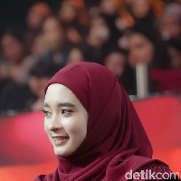 Inara tampil dengan hijab segiempat instan warna merah marun yang dibentuk syari. Wanita kelahiran 19 Februari 1993 itu menuliskan jika kelak anak-anaknya bisa terus menjadi pridadi yang lebih baik. Anak-anak perlu tahu bahwa orang dewasa juga tidak selalu benar. Kami membuat kesalahan sampai hari kami mati. Dan itu manusiawi. 괜찮아 gwenchana, tidak apa-apa. Tidak apa sesekali lelah jatuh tersungkur, tapi ingat lah orang tua kita susah payah mengajari kita berjalan saat kecil, untuk terus bangkit tiap x tersungkur🤗, tulis Inara. Foto: Dok. Instagram @mommy_starla.